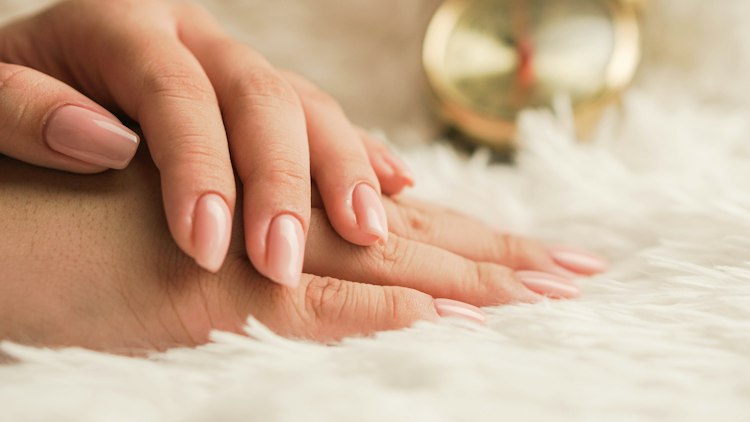 Manicure en tonos rosados, fotografía ilustrativa