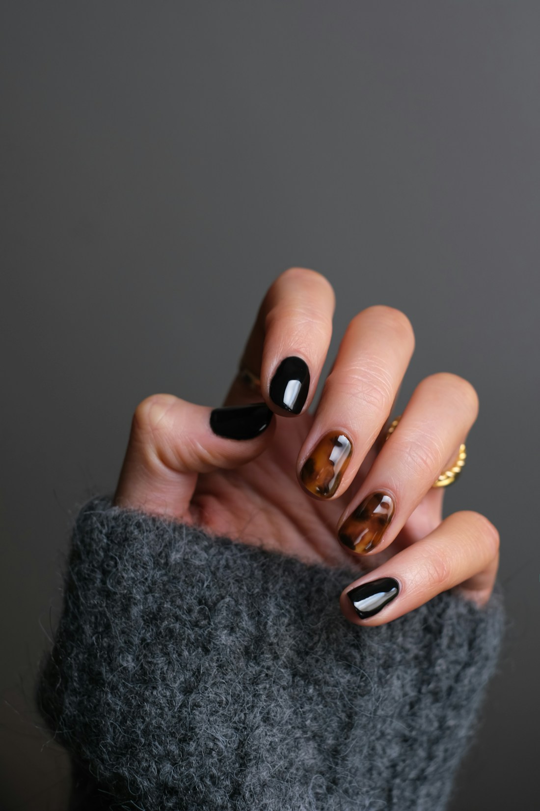 Inspiración de manicure negro y carey